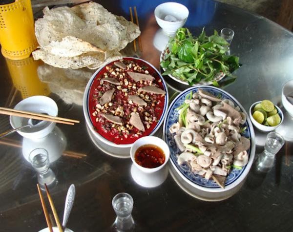 Việt Nam được coi là thiên đường ẩm thực châu Á, thành phố Hồ Chí Minh là một trong thanh phố có ẩm thực đường phố ngon nhất thế giới. Theo các tạp chí và báo nước ngoài, thịt chuột, tiết canh lòng lợn, mì dế rán và trứng vịt lộn của Việt Nam luôn là một trong số các món ăn được cho là kinh dị nhất trên thế giới.